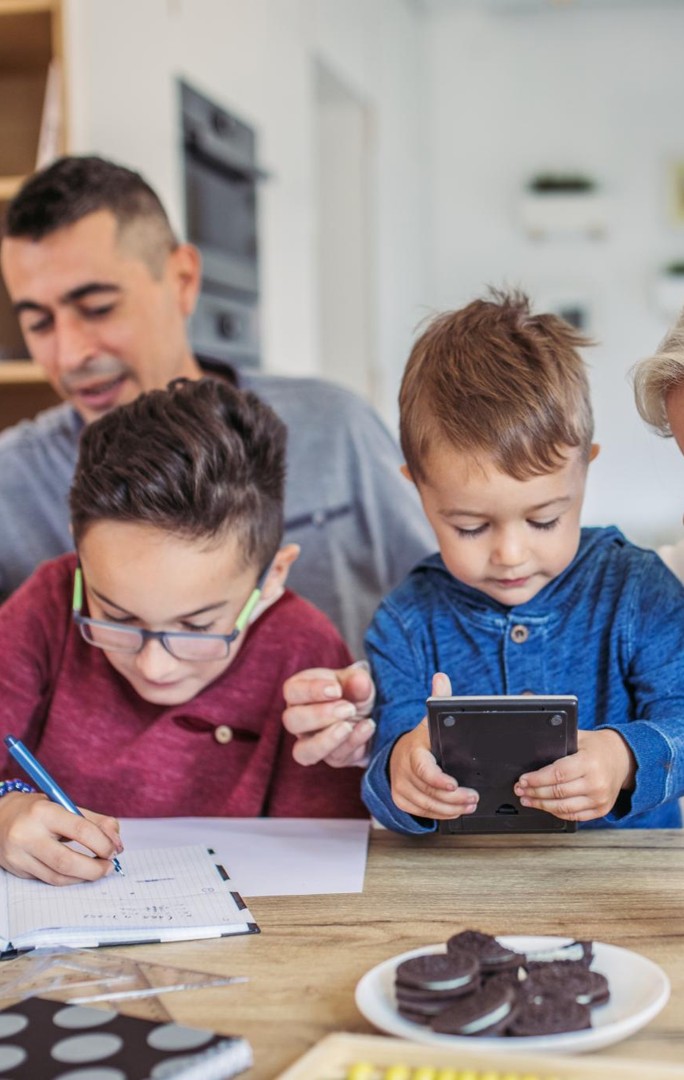 Parent helping kids with scheduling